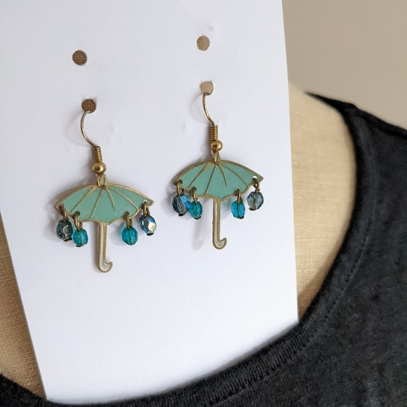 4 pairs of assorted dangle earrings - Picture 3 of 9